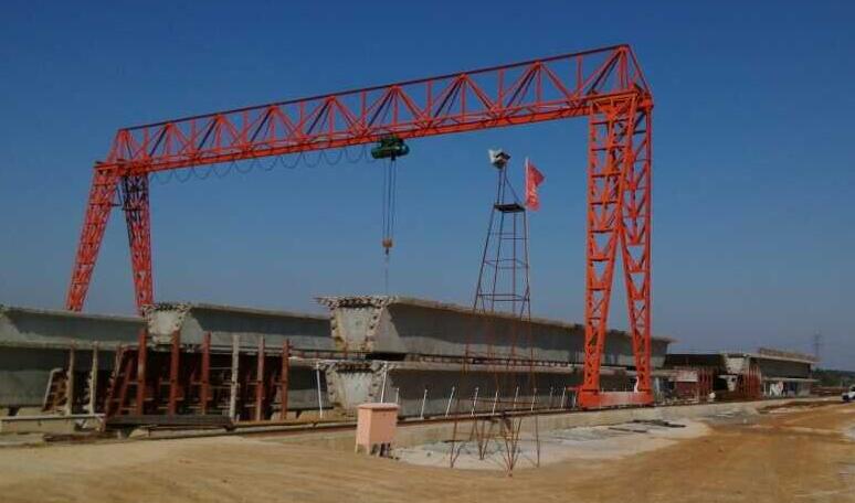 陜西渭南龍門吊租賃廠家鋼筋棚10噸包廂門機